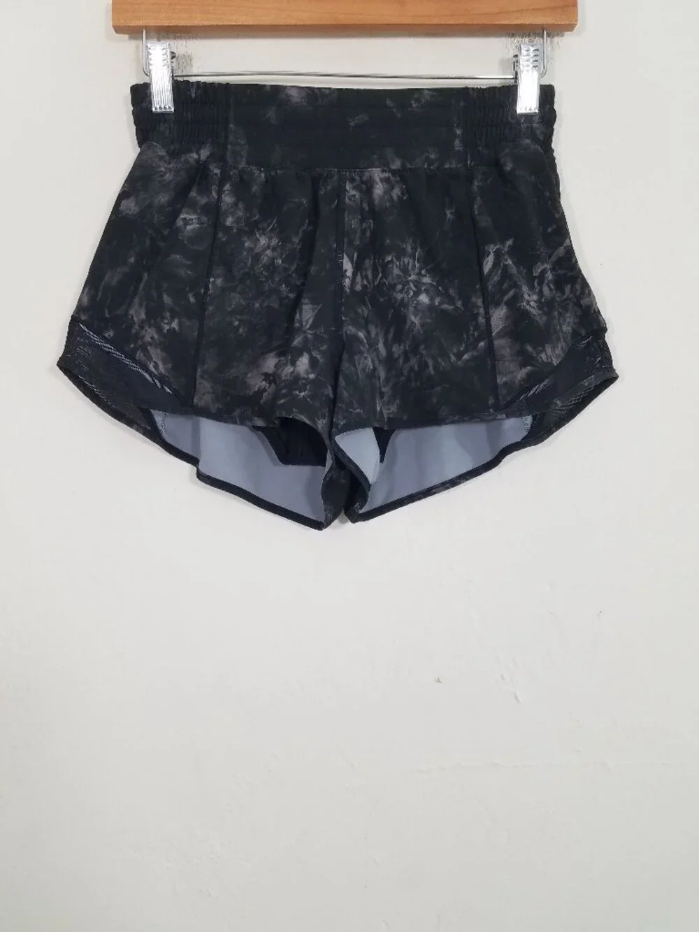 Lululemon Hooty Hot Shorts Size 6